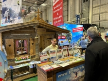 Prospektpräsentation Messestand Urlaub in den Alpen