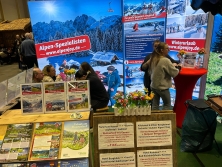 Prospektpräsentation Messestand Urlaub in den Alpen