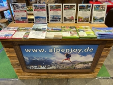 Prospektpräsentation Messestand Urlaub in den Alpen