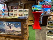 Prospektpräsentation Messestand Urlaub in den Alpen
