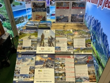 Prospektpräsentation Messestand Urlaub in den Alpen