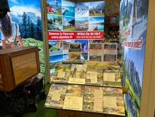 Prospektpräsentation Messestand Urlaub in den Alpen
