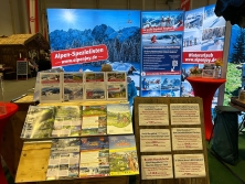 Prospektpräsentation Messestand Urlaub in den Alpen