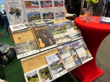 Prospektpräsentation Messestand Urlaub in den Alpen
