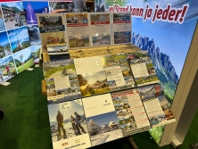 Prospektpräsentation Messestand Urlaub in den Alpen