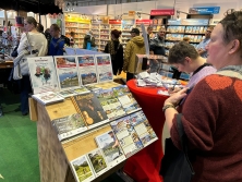 Prospektpräsentation Messestand Urlaub in den Alpen