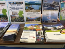 Prospektpräsentation am Messestand Urlaub in Deutschland