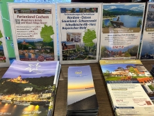 Prospektpräsentation am Messestand Urlaub in Deutschland