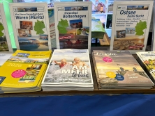 Prospektpräsentation am Messestand Urlaub in Deutschland