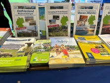 Prospektpräsentation am Messestand Urlaub in Deutschland