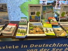 Prospektpräsentation am Messestand Urlaub in Deutschland