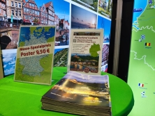 Prospektpräsentation am Messestand Urlaub in Deutschland