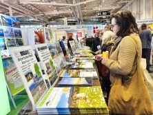 Prospektpräsentation am Messestand Urlaub in Deutschland