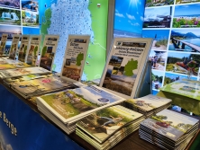Prospektpräsentation am Messestand Urlaub in Deutschland