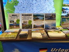 Prospektpräsentation am Messestand Urlaub in Deutschland