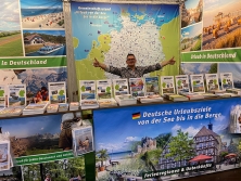 Prospektpräsentation am Messestand Urlaub in Deutschland