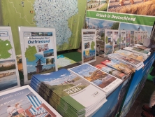 Prospektpräsentation am Messestand Urlaub in Deutschland