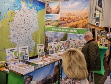 Prospektpräsentation am Messestand Urlaub in Deutschland