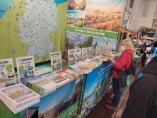 Prospektpräsentation am Messestand Urlaub in Deutschland