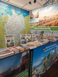 Prospektpräsentation am Messestand Urlaub in Deutschland