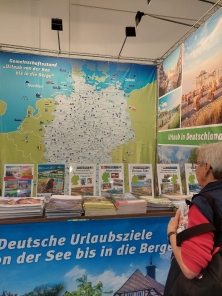 Prospektpräsentation am Messestand Urlaub in Deutschland