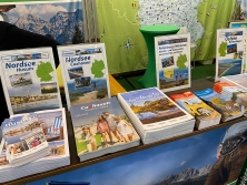 Prospektpräsentation am Messestand Urlaub in Deutschland