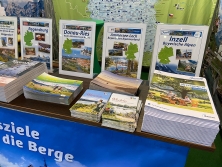 Prospektpräsentation am Messestand Urlaub in Deutschland