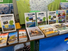 Prospektpräsentation am Messestand Urlaub in Deutschland