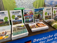 Prospektpräsentation am Messestand Urlaub in Deutschland