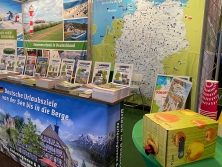 Prospektpräsentation am Messestand Urlaub in Deutschland