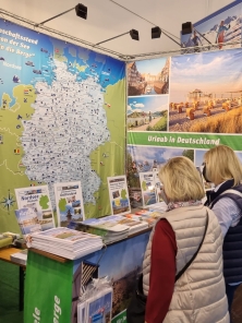 Prospektpräsentation am Messestand Urlaub in Deutschland