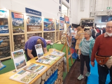 Prospektpräsentation am Messestand Urlaub in den Alpen