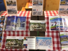 Prospektpräsentation am Messestand Urlaub in den Alpen