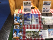 Prospektpräsentation am Messestand Urlaub in den Alpen