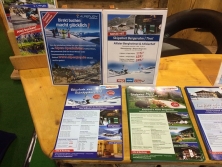 Prospektpräsentation am Messestand Urlaub in den Alpen