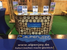 Prospektpräsentation am Messestand Urlaub in den Alpen