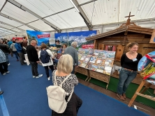 Prospektpräsentation am Messestand Urlaub in den Alpen