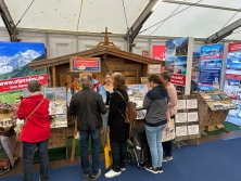 Glücksrad am Messestand Urlaub in den Alpen