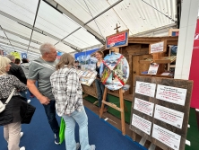 Glücksrad am Messestand Urlaub in den Alpen