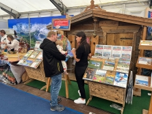Glücksrad am Messestand Urlaub in den Alpen