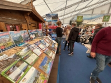 Prospektpräsentation am Messestand Urlaub in den Alpen