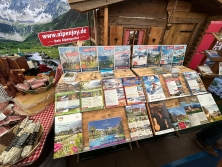 Prospektpräsentation am Messestand Urlaub in den Alpen