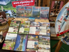 Prospektpräsentation am Messestand Urlaub in den Alpen