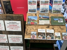 Prospektpräsentation am Messestand Urlaub in den Alpen