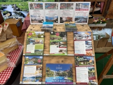 Prospektpräsentation am Messestand Urlaub in den Alpen