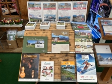 Prospektpräsentation am Messestand Urlaub in den Alpen