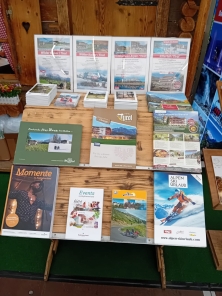 Prospektpräsentation am Messestand Urlaub in den Alpen