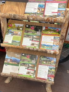Prospektpräsentation am Messestand Urlaub in den Alpen