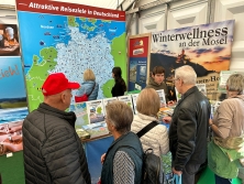 Prospektpräsentation am Messestand Urlaub in Deutschland