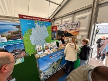 Prospektpräsentation am Messestand Urlaub in Deutschland